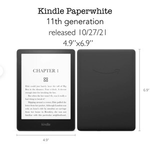 Pode incluir: Um leitor de e-books Kindle Paperwhite preto de 11.&ordf; gera&ccedil;&atilde;o, lan&ccedil;ado em 10/27/21. O leitor de e-books tem 4,9 polegadas de largura e 6,9 polegadas de altura. O ecr&atilde; mostra o texto "CAP&Iacute;TULO 1" e um par&aacute;grafo de amostra de texto. O logotipo Kindle &eacute; vis&iacute;vel na parte inferior do ecr&atilde;.