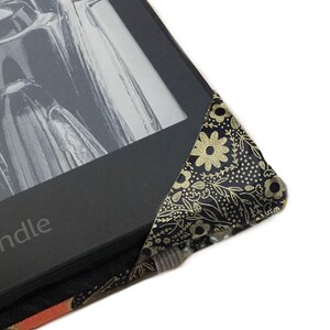 Kindle Paperwhite cover - Elegant Moths - case for old or new Paperwhite - intricate moths on coral - butterflies, insects, 2024 12th gen imagem 9