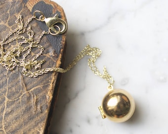 Collar con medallón en forma de bola de latón vintage