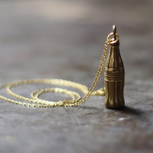 Collana con ciondolo bottiglia di Coca Cola vintage in ottone