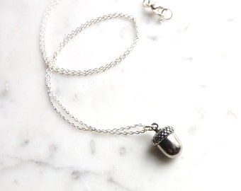 Collar de encanto de bellota tonizada de plata