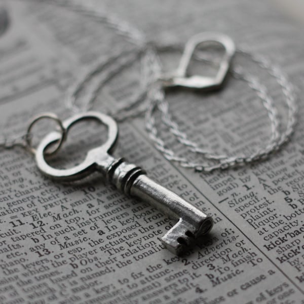 Collar llave esqueleto de plata desbloqueados secretos