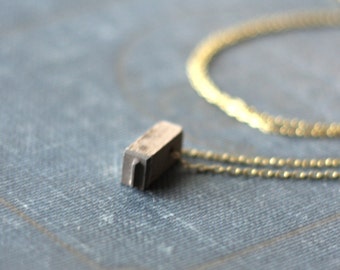 Collar de bloque de tipografía de madera vintage antiguo, letra I o L