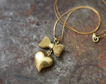 Corazón de latón vintage y collar de arco