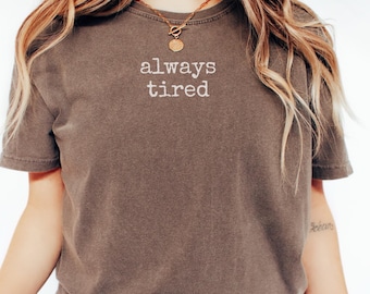 Camiseta unisex "Always Tired" (Siempre Cansado) con colores cómodos, diseño minimalista y divertido. Regalo perfecto.