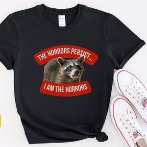 Lustiges Waschbär Shirt Feralcore Die Horrors Persist Meme Geschenk Gen Z Humor TShirt Trash Panda Waschbär Liebhaber Tee Trashcore Geschenk Weird Feral Era