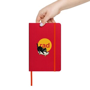 Joli carnet de notes pour chat, carnet cartonné, petit carnet skater cadeau devoirs planificateur amoureux des chats journal quotidien skateboard Black Kitty drôle meme cadeau