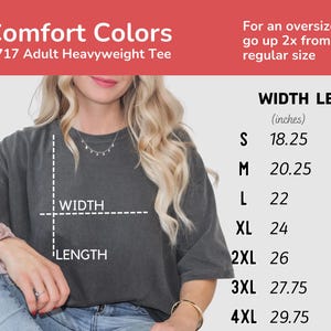 K&ouml;nnte beinhalten: Eine Gr&ouml;&szlig;entabelle f&uuml;r ein Comfort Colors 1717 Adult Heavyweight Tee, die die Breite und L&auml;nge in Zoll f&uuml;r die Gr&ouml;&szlig;en S bis 4XL angibt. Die Tabelle wird auf einem wei&szlig;en Hintergrund mit rotem Text angezeigt.