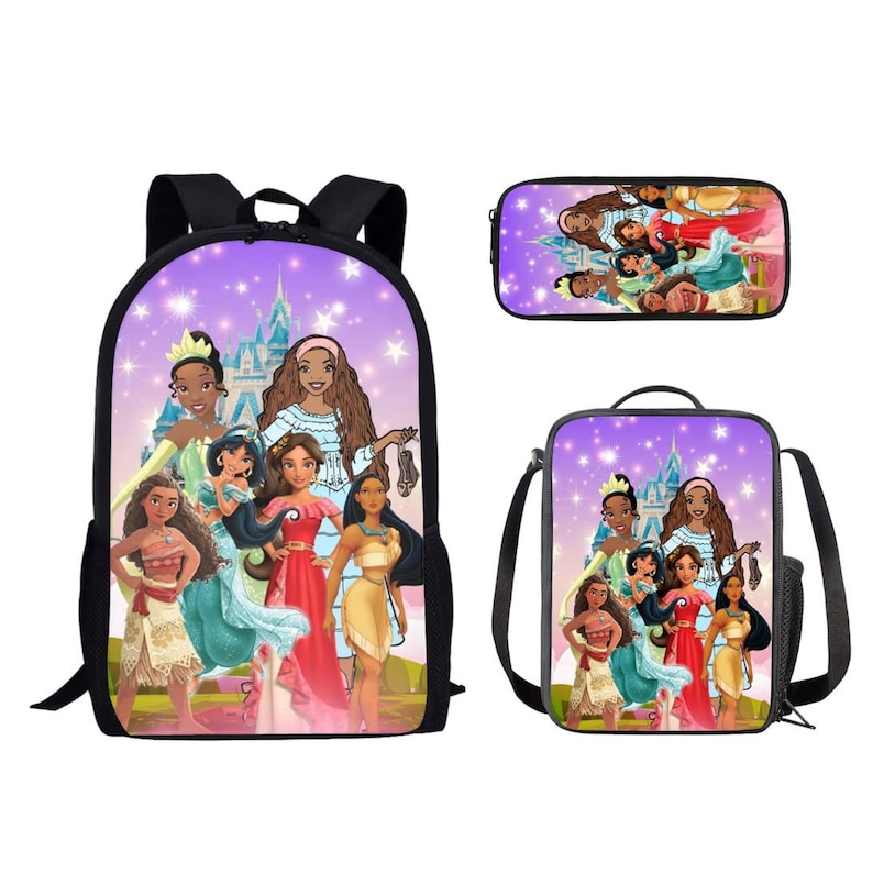 Puede incluir: Un conjunto de mochila, bolsa de almuerzo y estuche de l&aacute;pices morado y negro con un grupo de princesas Disney de piel morena. Las princesas est&aacute;n de pie frente a un castillo morado con estrellas y un cielo rosa.