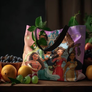 Pu&ograve; includere: Una borsa tote rosa con un'illustrazione colorata di principesse Disney. La borsa ha manici neri e uno sfondo rosa e viola con stelle. Le principesse indossano abiti colorati e hanno i capelli lunghi. La borsa &egrave; appoggiata su un tavolo di legno con frutta e uva.