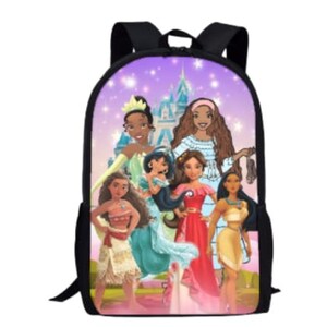 Puede incluir: Una mochila morada y negra con un estampado colorido de princesas Disney. Las princesas est&aacute;n de pie frente a un castillo rosa con estrellas en el fondo.
