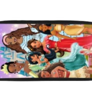 Puede incluir: Un estuche para l&aacute;pices negro con cremallera con un estampado colorido de princesas Disney. Las princesas est&aacute;n todas representadas con piel morena y llevan sus vestidos caracter&iacute;sticos. El fondo es un degradado morado y rosa con estrellas blancas.