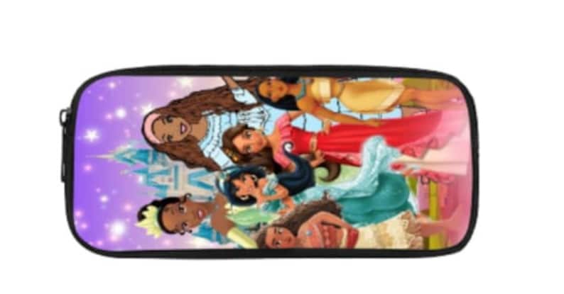 Puede incluir: Un estuche para l&aacute;pices negro con cremallera con un estampado colorido de princesas Disney. Las princesas est&aacute;n todas representadas con piel morena y llevan sus vestidos caracter&iacute;sticos. El fondo es un degradado morado y rosa con estrellas blancas.