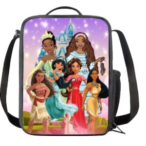 Puede incluir: Una bolsa de almuerzo morada con un estampado colorido de princesas Disney. Las princesas est&aacute;n de pie frente a un castillo rosa con estrellas en el fondo. La bolsa tiene una correa negra.