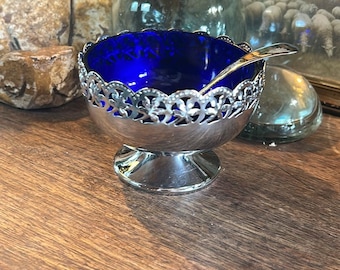 Dulcera antigua de color azul cobalto y plata con cuchara.