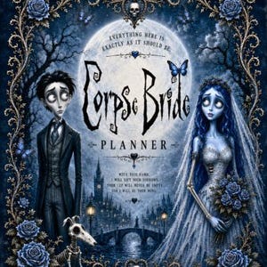 Op de afbeelding: Een Corpse Bride planner met een donkerblauwe en zilveren sierlijke lijst met rozen en schedels. De omslag toont de personages Victor en Emily, een skelet-hond, een volle maan en de tekst: Everything here is exactly as it should be.