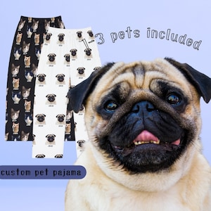 Puede incluir: Pantalones de pijama personalizados para mascotas en blanco y negro, con caras de gato y pug. El texto "1-3 mascotas incluidas" y "pijama personalizado para mascotas" son visibles. Una cara de pug está en primer plano.