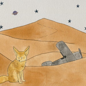 以下が含まれることがあります： 砂漠の風景を描いた水彩画。手前にフェネックギツネが座っている。砂丘に小さな飛行機が墜落している。空は薄い青色で、星と環のある惑星が見える。