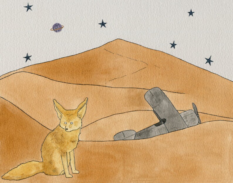 以下が含まれることがあります： 砂漠の風景を描いた水彩画。手前にフェネックギツネが座っている。砂丘に小さな飛行機が墜落している。空は薄い青色で、星と環のある惑星が見える。