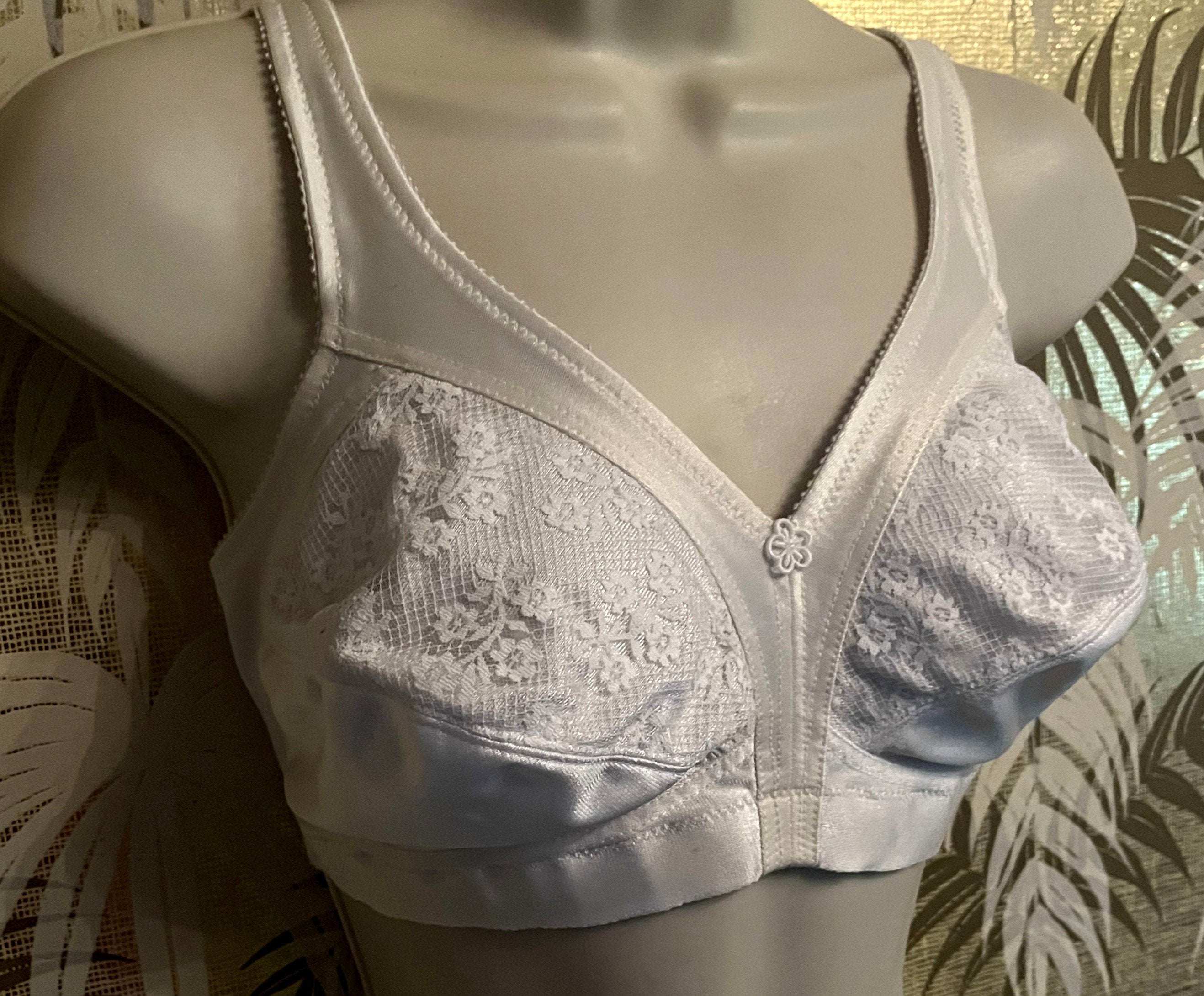 Vintage 1970s 1980s OLGA 31007 Cream Satin & Lace Trimmed Bralette, Size  34B 