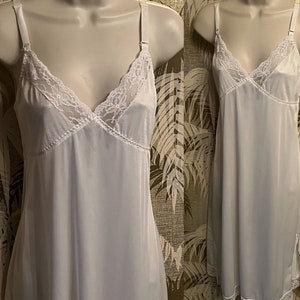 Vtge 70s Nylon Tricot White Underslip / Modest full dress slip Nightie // Size Med - 10 - 12