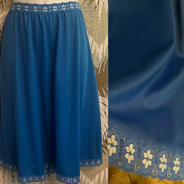 Vintage 60s Van RAALTE Skirt Slip ~ Blue w/ Daisy Lace Waist and Trim / Sz Med - Lge ~ 27" 28" 29" Waist