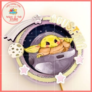 Puede incluir: Un topper para pastel con un personaje de dibujos animados que se parece a Baby Yoda de Star Wars, sentado en una nave espacial contra un fondo de cielo nocturno estrellado. El topper está decorado con estrellas rosas y amarillas y una luna creciente. El texto "AUGUSTINA" está escrito en una fuente decorativa alrededor del borde del topper.