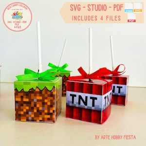 Puede incluir: Cajas de caramelos cuadradas con palitos de piruleta. Una caja es verde y marrón, parecida a un paisaje pixelado. Otras cajas son rojas y blancas con el texto "TNT". Cada caja tiene una cinta y el texto "SVG - STUDIO - PDF" y "INCLUDES 4 FILES".