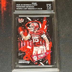 Puede incluir: Una taza de cerámica blanca con un asa negra y el texto "But First, Coffee" en negrita negra. La taza se encuentra sobre un fondo neutro, resaltando su diseño sencillo.