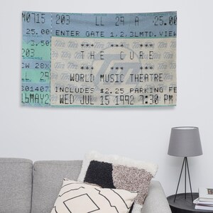 Cure Konzertkarte Flagge | Vintage-Stil Wandkunst | Rock Musik Dekor | The Cure Merchandise | Perfektes Geschenk für Fans