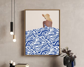 Une femme vêtue d'une robe bleue et blanche avec de subtiles rayures zébrées, sur un fond beige. - Poster en papier mat de qualité supérieure, 80 livres/200 g/m²