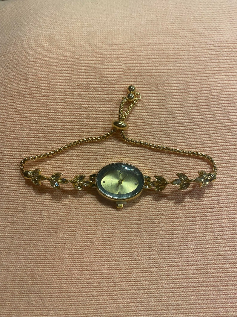 Oval Vintage Gold Damenuhr, Kleine Gesichtsuhr, Uhr für Frauen, Geschenk für sie, Zierliches Vintage Design, Golduhr Bild 1
