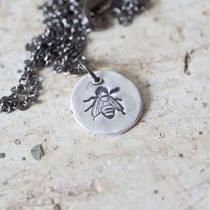 Collar de abeja, collar de encanto de abeja de plata, regalo para ella, salvar a las abejas, regalo de collar de panal para ella
