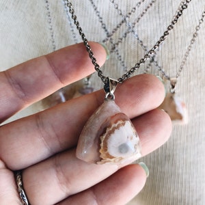 Flower agate necklace, cherry blossom agate crystal pendant necklace, crystal point necklace, Healing stone necklace, sakura agate necklace