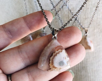 Bloemenagaatketting, kersenbloesemagaatkristalhangerketting, kristallen puntketting, helende stenen ketting, sakura-agaatketting