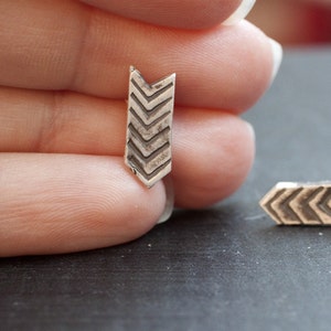 Winzige Doppel Dreieck Pfeil Pfeilspitze Ohrstecker, Rose Gold über Sterling Silber, Chevron Geometrisches Minimalistisches Design