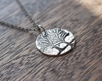 Halsband med tallträd, bergshalsband i sterlingsilver, halsband med vintergröna träd, smycken med reslust, present till högtider