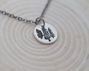 Halsband med tallträd, halsband med träd i sterlingsilver, halsband med vintergröna träd, smycken med reslust, present till högtider
