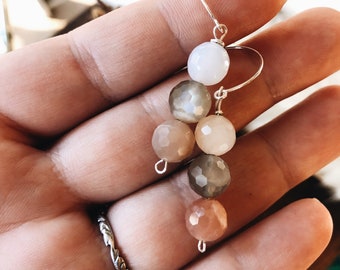 Pendientes de piedra lunar en bruto, pendientes de plata hechos a mano, pendientes colgantes, piedra lunar azul fuego, joyería de piedra en bruto, piedra natal de julio, regalo para ella