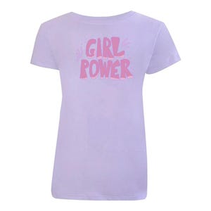 K&ouml;nnte beinhalten: Ein lavendelfarbenes T-Shirt mit einer pinkfarbenen Grafik, auf der in einer verspielten, blasenartigen Schrift "GIRL POWER" steht.