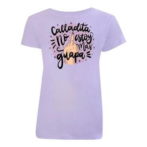 K&ouml;nnte beinhalten: Ein lavendelfarbenes T-Shirt mit einem grafischen Aufdruck einer Hand, die den Mittelfinger zeigt, mit dem Text "Calladita no estoy mas guapa" in Schwarz.