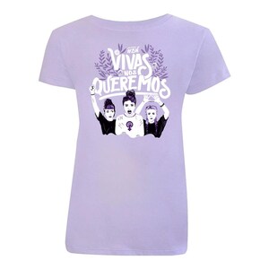 K&ouml;nnte beinhalten: Ein lavendelfarbenes T-Shirt mit einer wei&szlig;en Grafik von drei Frauen, die ihre F&auml;uste in die Luft heben. Die Grafik enth&auml;lt den Text "#NOS QUEREMOS VIVAS".