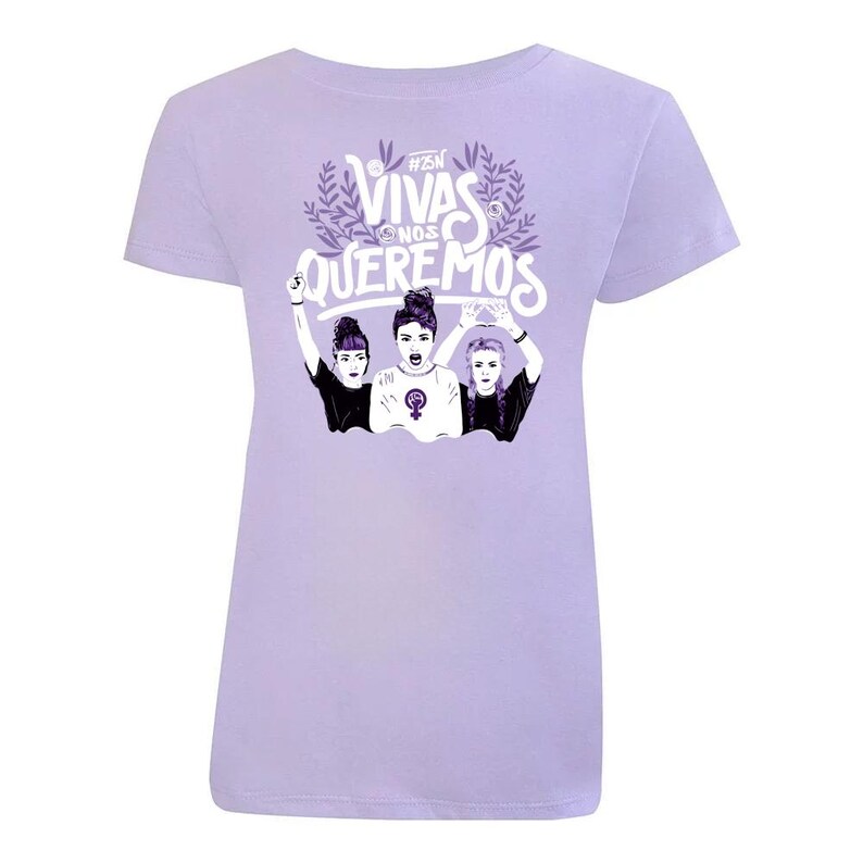 K&ouml;nnte beinhalten: Ein lavendelfarbenes T-Shirt mit einer wei&szlig;en Grafik von drei Frauen, die ihre F&auml;uste in die Luft heben. Die Grafik enth&auml;lt den Text "#NOS QUEREMOS VIVAS".