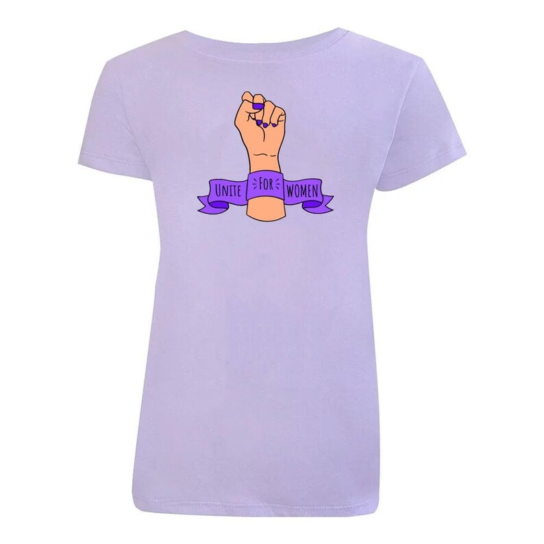 K&ouml;nnte beinhalten: Ein lavendelfarbenes T-Shirt mit einer erhobenen violetten Faust und einem Banner mit der Aufschrift "Unite For Women".