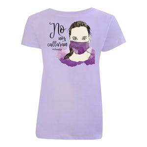 K&ouml;nnte beinhalten: Lilafarbenes T-Shirt mit einer Aquarell-Illustration einer Frau, die eine violette Gesichtsmaske tr&auml;gt. Der Text "No nos callar&aacute;n #silenciadas" ist auf dem T-Shirt aufgedruckt.