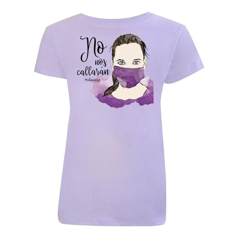 K&ouml;nnte beinhalten: Lilafarbenes T-Shirt mit einer Aquarell-Illustration einer Frau, die eine violette Gesichtsmaske tr&auml;gt. Der Text "No nos callar&aacute;n #silenciadas" ist auf dem T-Shirt aufgedruckt.