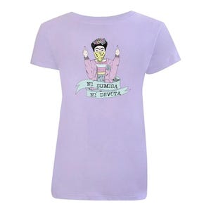 K&ouml;nnte beinhalten: Ein lavendelfarbenes T-Shirt mit einem Aufdruck von Frida Kahlo, die ein Bandana tr&auml;gt und den Mittelfinger zeigt. Der Aufdruck ist mit dem Text "NI SUMISA NI DEVOTA" versehen.