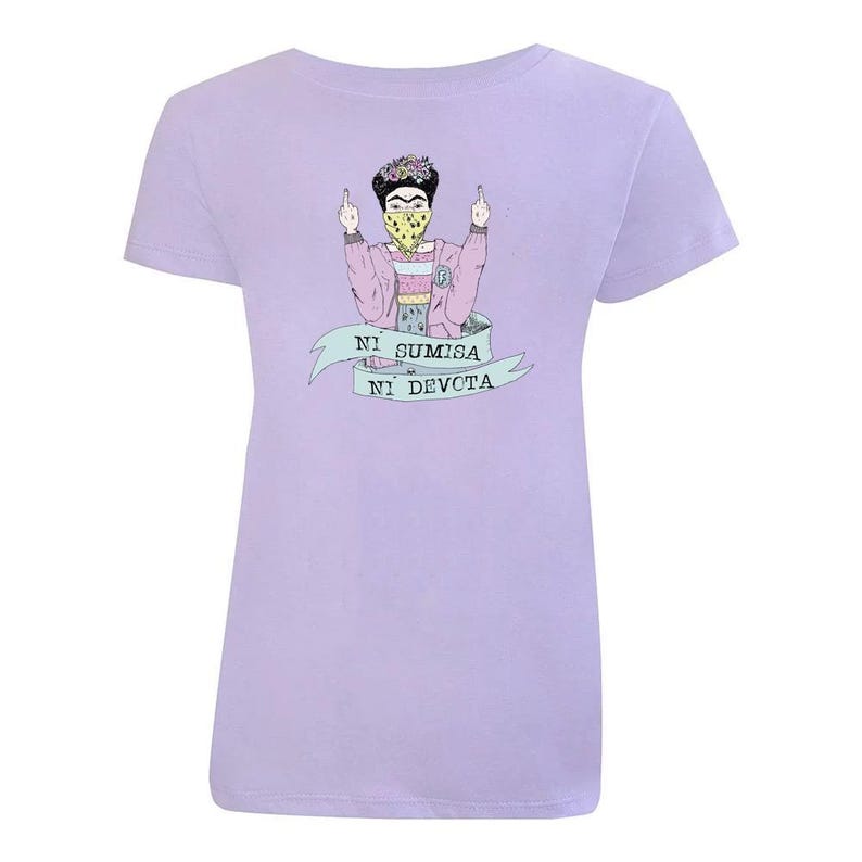 K&ouml;nnte beinhalten: Ein lavendelfarbenes T-Shirt mit einem Aufdruck von Frida Kahlo, die ein Bandana tr&auml;gt und den Mittelfinger zeigt. Der Aufdruck ist mit dem Text "NI SUMISA NI DEVOTA" versehen.