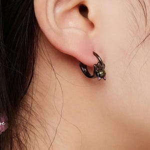 黒猫のイヤリング、フープイヤリング、スターリングシルバーのイヤリング、ミニマリストイヤリング、猫ママ、猫好きへのギフト、お母さんへのギフト、彼女へのギフト
