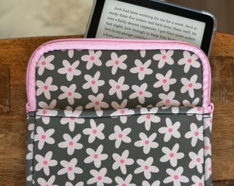 Green Daisy Print E-Reader Sleeve: Neoprene Tablet Case